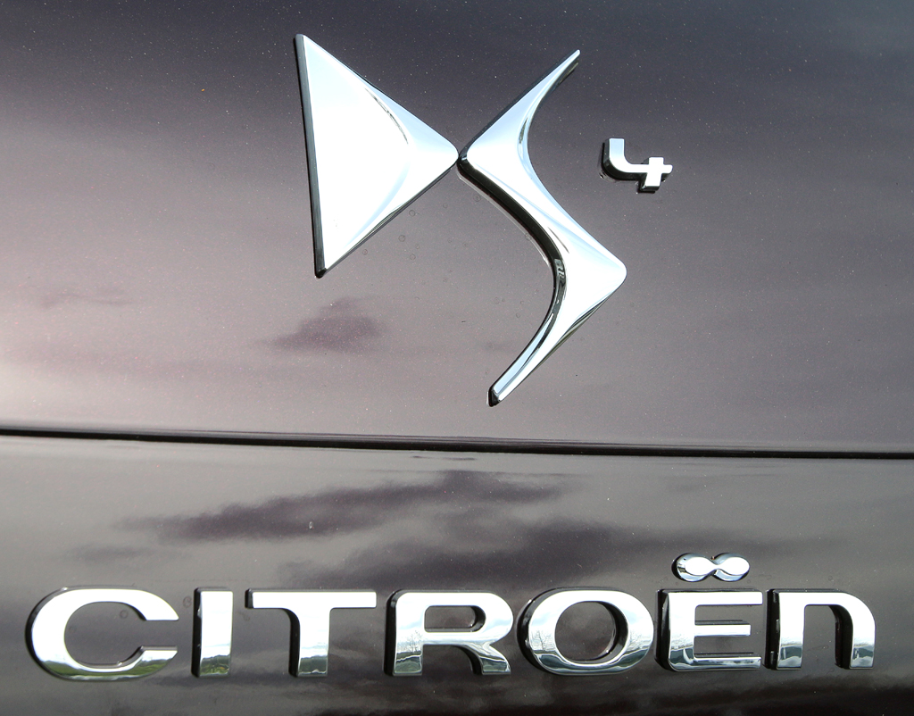 Citroën DS4: DS-Logo und Markenschriftzug auf der Heckklappe. 