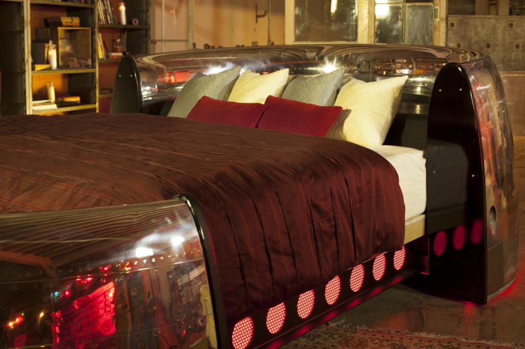 Das Bett der amerikanischen Firma MotoArts besteht aus der Ummantelung einer Boeing 747, ist in zwei Hälften geteilt und umfasst mittig eine Doppelbett-Matratze. © MotoArts
