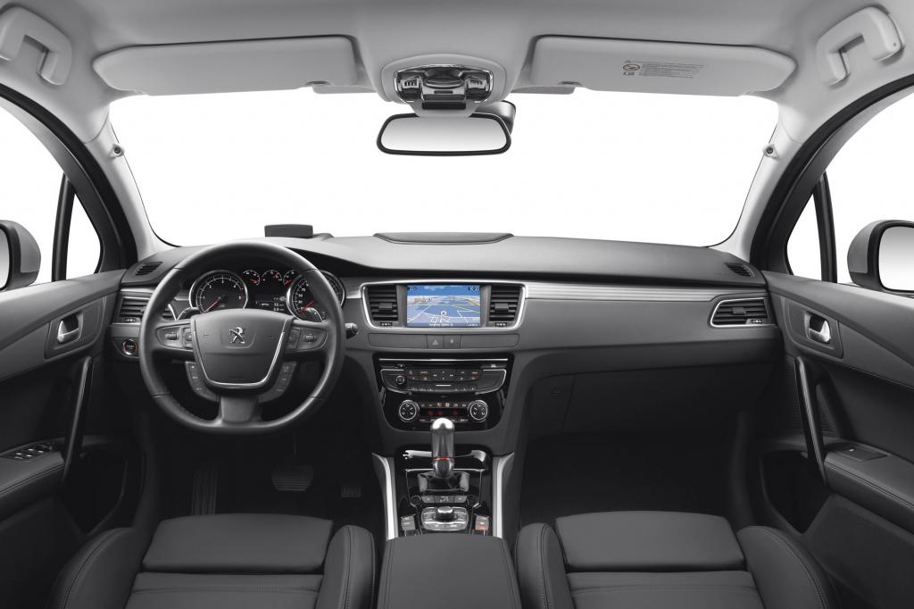 Das Cockpit wirkt schick und hochwertig