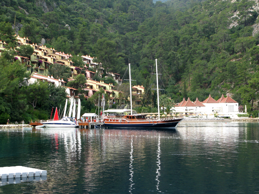 Das Hillside Beach ist in einer Bucht an den Felsen gebaut. 