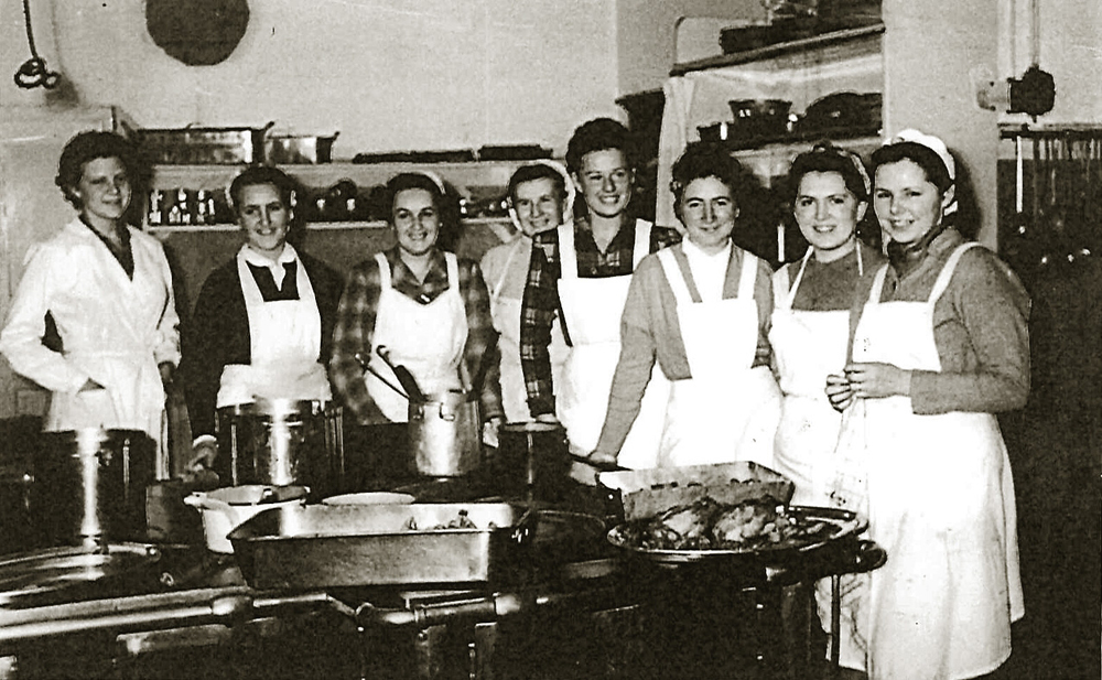 Das Küchen- und Serviceteam hat sich zu einem Foto versammelt. 