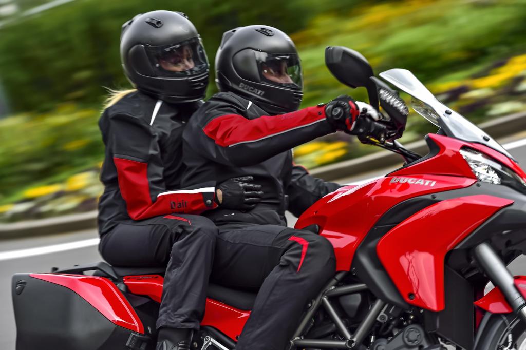 Das System in der Ducati Multistrada S Touring D-Air wiegt nur 1 kg und kostet 700 Euro Aufpreis, die um 1,5 kg schwerere Airbag-Jacke 1.400 Euro.