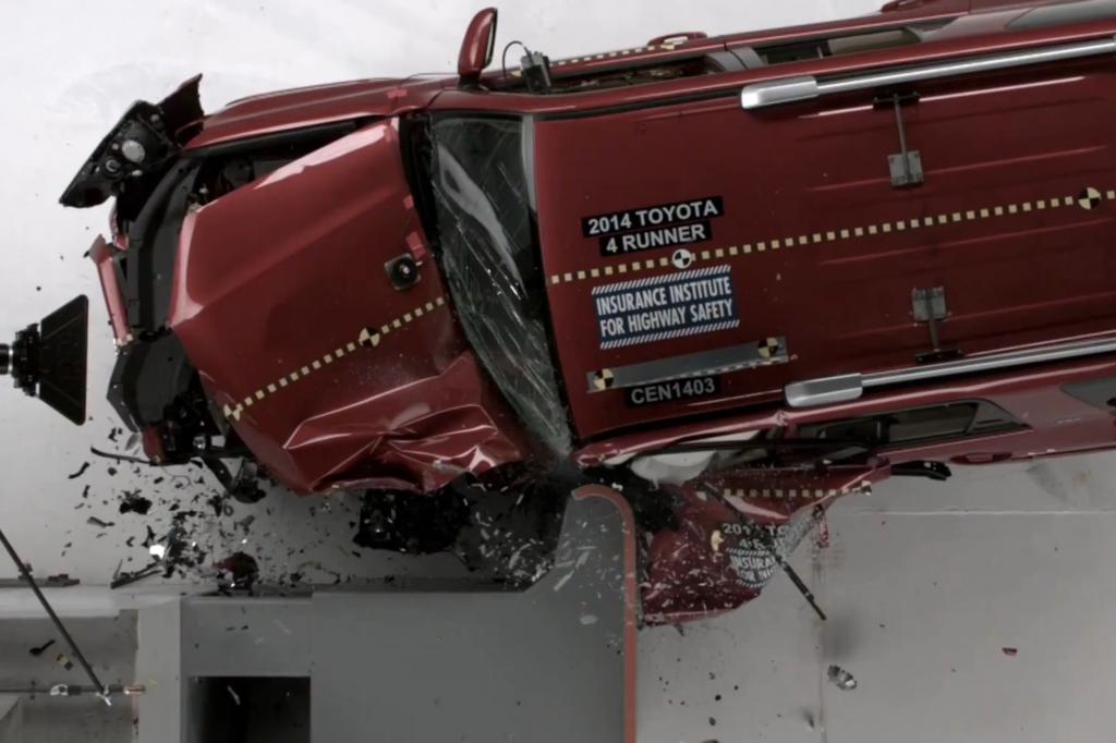 Das Verheerende an dieser Unfallkonstellation ist: Die eigentliche Crashstrukturen werden gar nicht getroffen Foto: © IIHS 