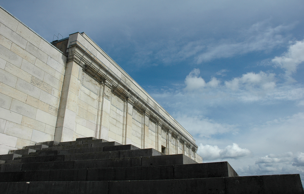 Dem Pergamonaltar nachempfunden: Riesentribüne auf dem Zeppelinfeld. 