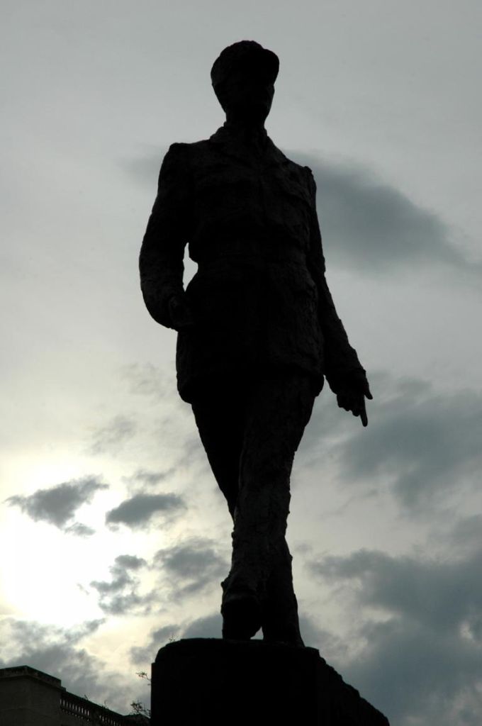 Denkmal für (Widerstands-)General und Staatspräsident Charles de Gaulle im Dämmerlicht. 