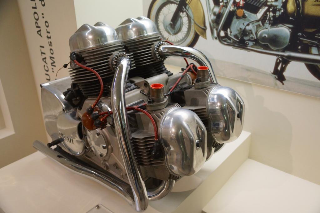 Der 220 kg schwere Motor macht die Produktion der Ducati Apollo 1963 unmöglich.