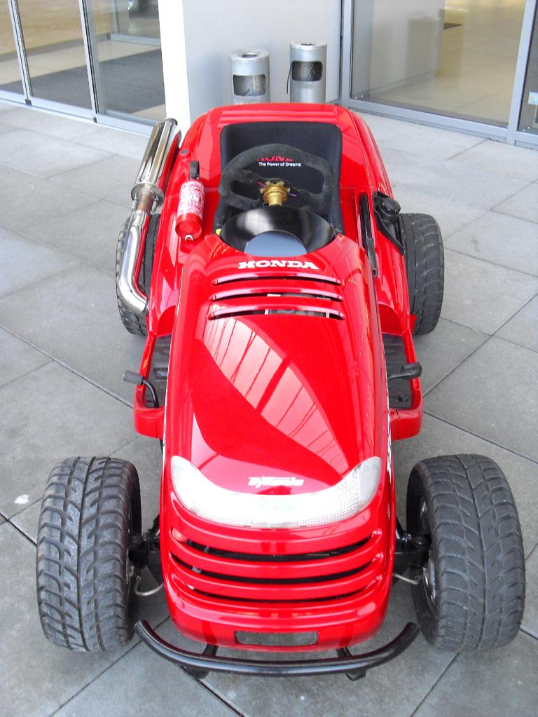 Der Mean-Mower-Rasentraktor ist über 200 Stundenkilometer schnell. 