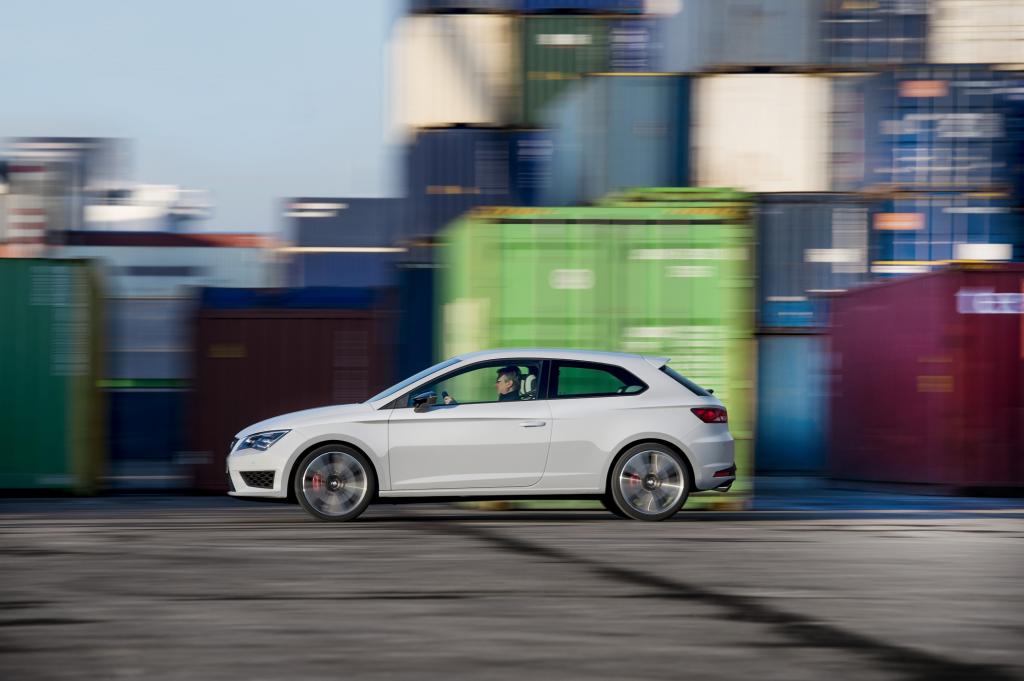 Der Seat leistet bis zu 280 PS und ist somit stärker als sein VW-Bruder Golf GTI