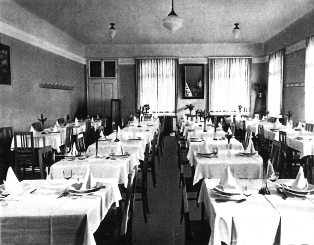 Der Speisesaal ist für eine Veranstaltung schon festlich eingedeckt. 