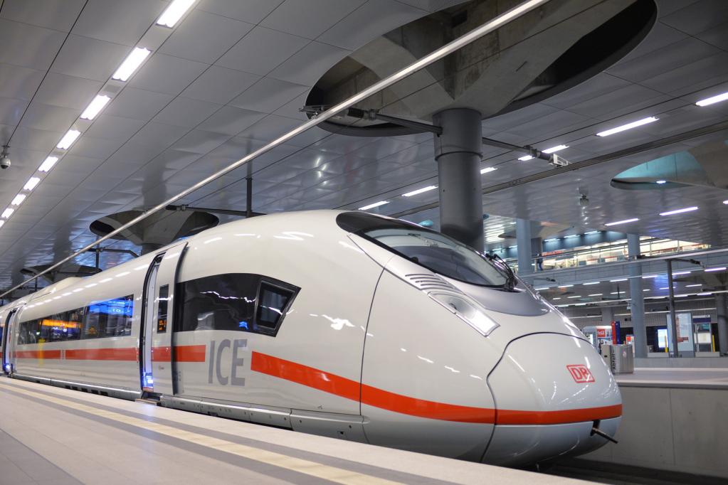 Die Bahn kommt: Neuer ICE 3 rollt vom Gleis