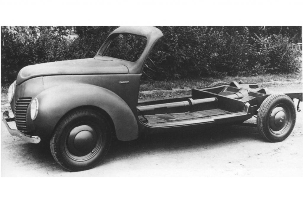 Die Ende der 1940er Jahre aussterbende Rahmenbauweise ermöglichte es, den Ford Taunus mit einer damals konkurrenzlosen Zahl an Sonderaufbauten anzubieten