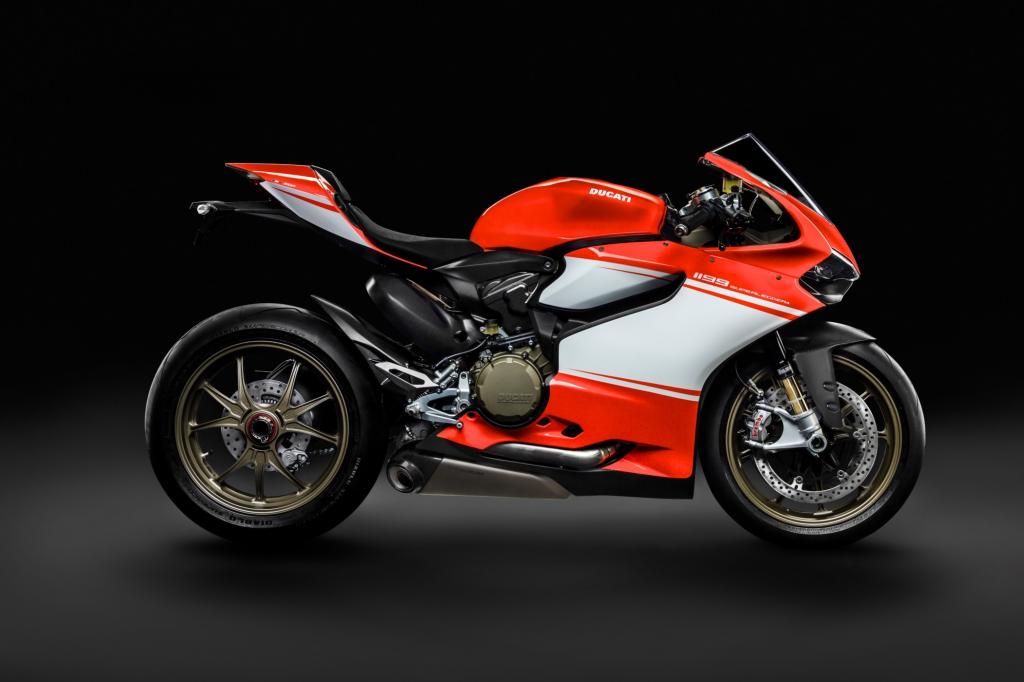 Die Fertigung einer Legende von heute kann man im Werk beobachten, Ducati 1199 Panigale Superleggera mit 205 PS für 64.500 Euro.