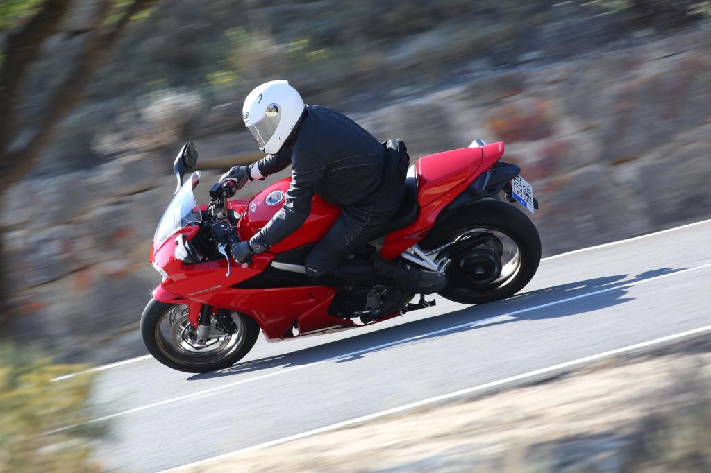 Die Honda VFR gehört mit ihrem V4-Motor zu den Klassikern im Programm der Japaner. 