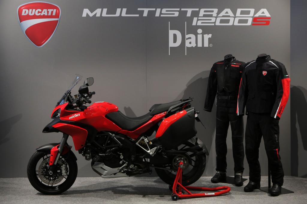 Die Jacke ist drahtlos mit Sensoren in der Ducati Multistrada 1200 S Touring D-Air verbunden.