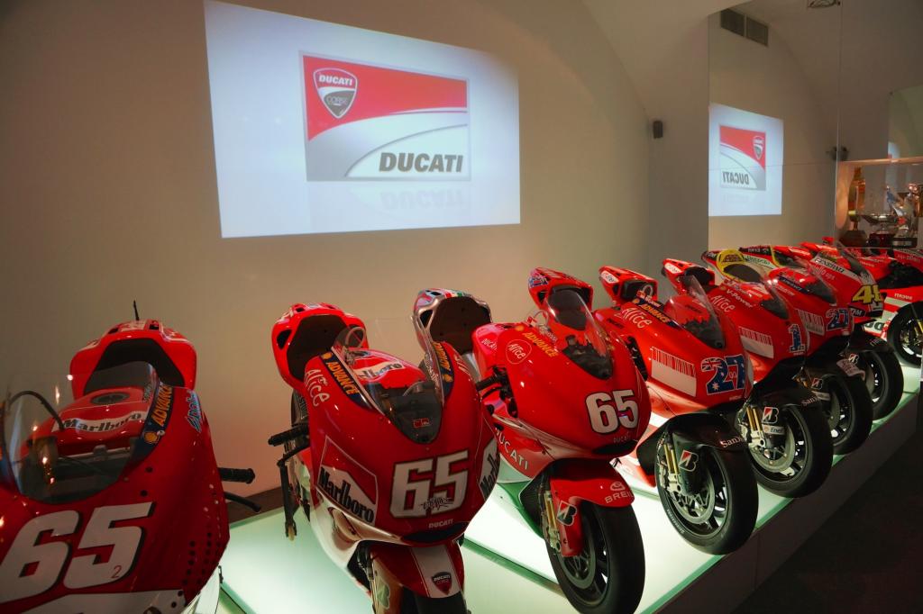 Die MotoGP-Renner von Ducati sind komplett vertreten, bis hin zu Valentino Rossis Rennmaschine 
