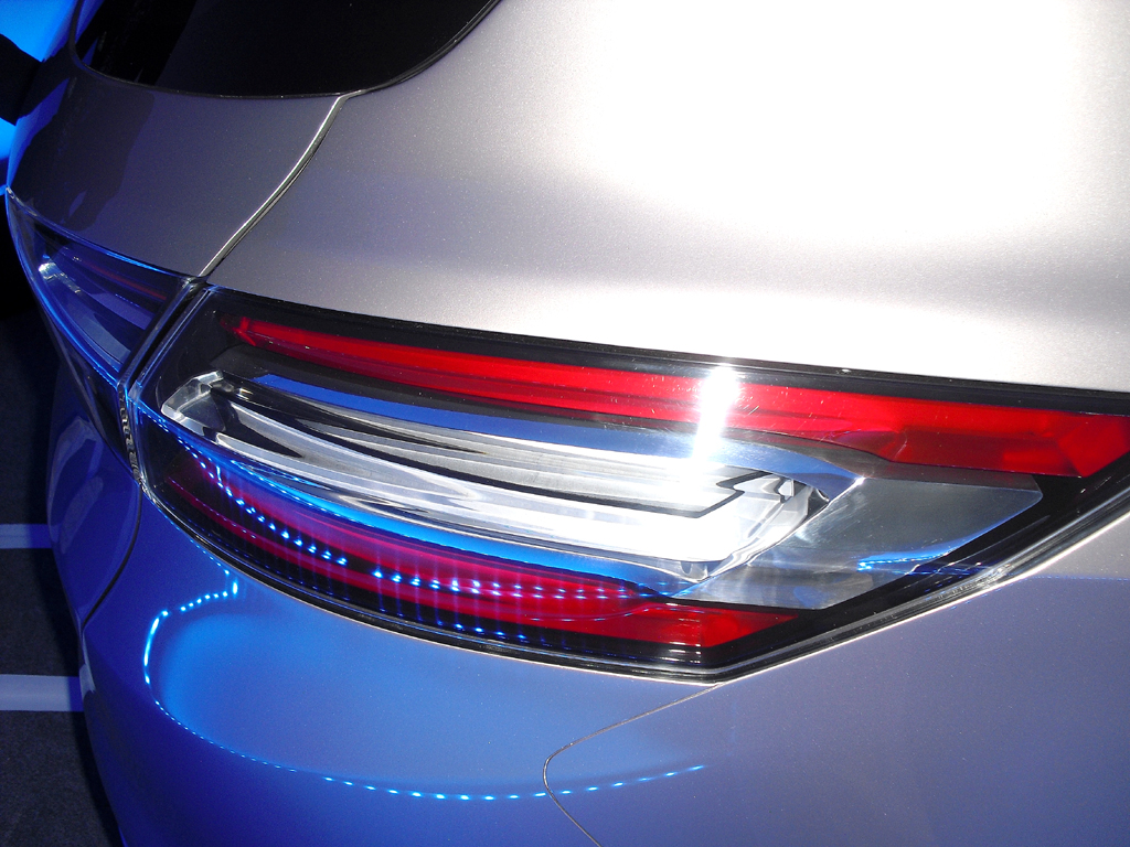 Die Rückleuchten greifen beim S-Max Vignale Concept weit in die Flanken über. 