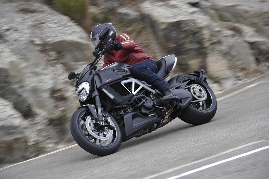 Ducati Diavel Carbon: Massives Zweirad-Spielzeug