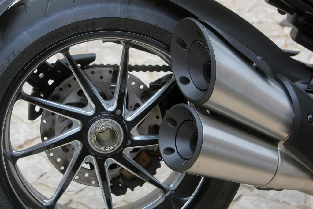 Ducati Diavel Carbon: Massives Zweirad-Spielzeug