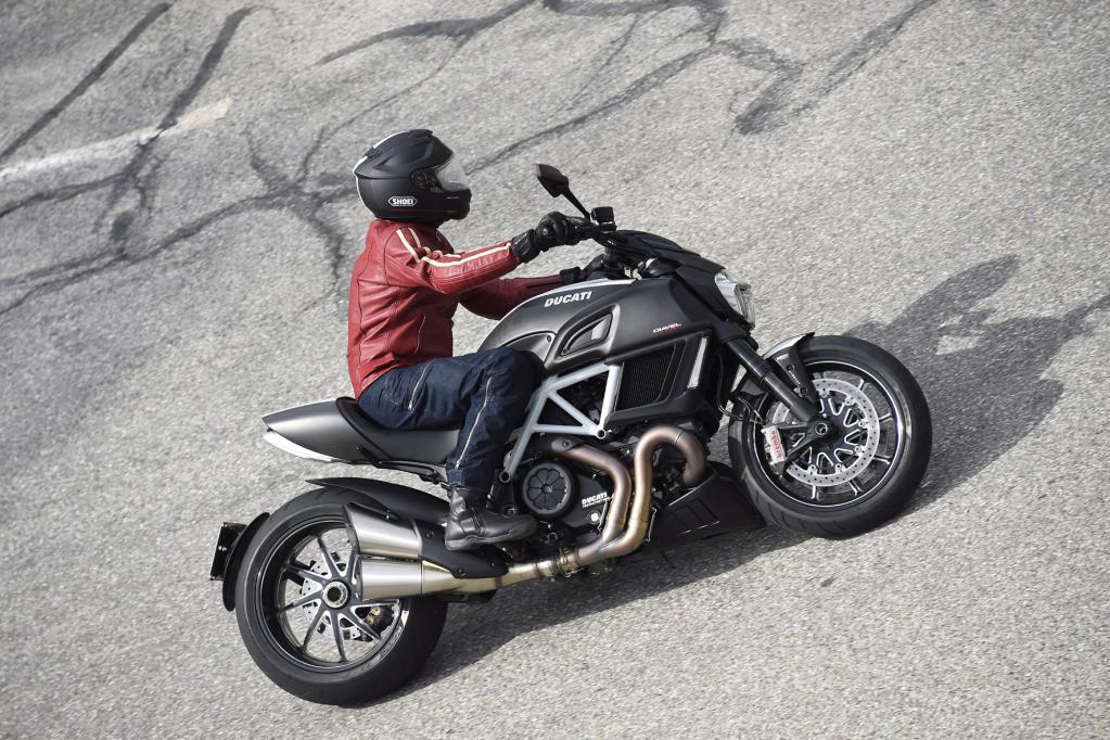 Ducati Diavel Carbon: Massives Zweirad-Spielzeug