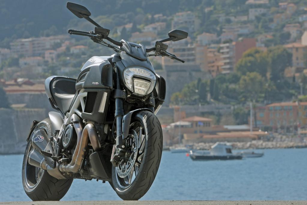 Ducati Diavel Carbon: Massives Zweirad-Spielzeug