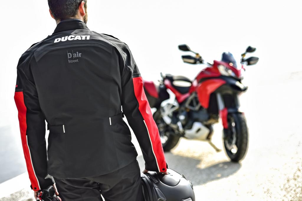 Ducati bringt mit seinem Allrounder Multistrada 1200 S Touring D-Air ab Mai das weltweit erste Motorrad mit serienmäßiger Airbag-Jacke auf den Markt.