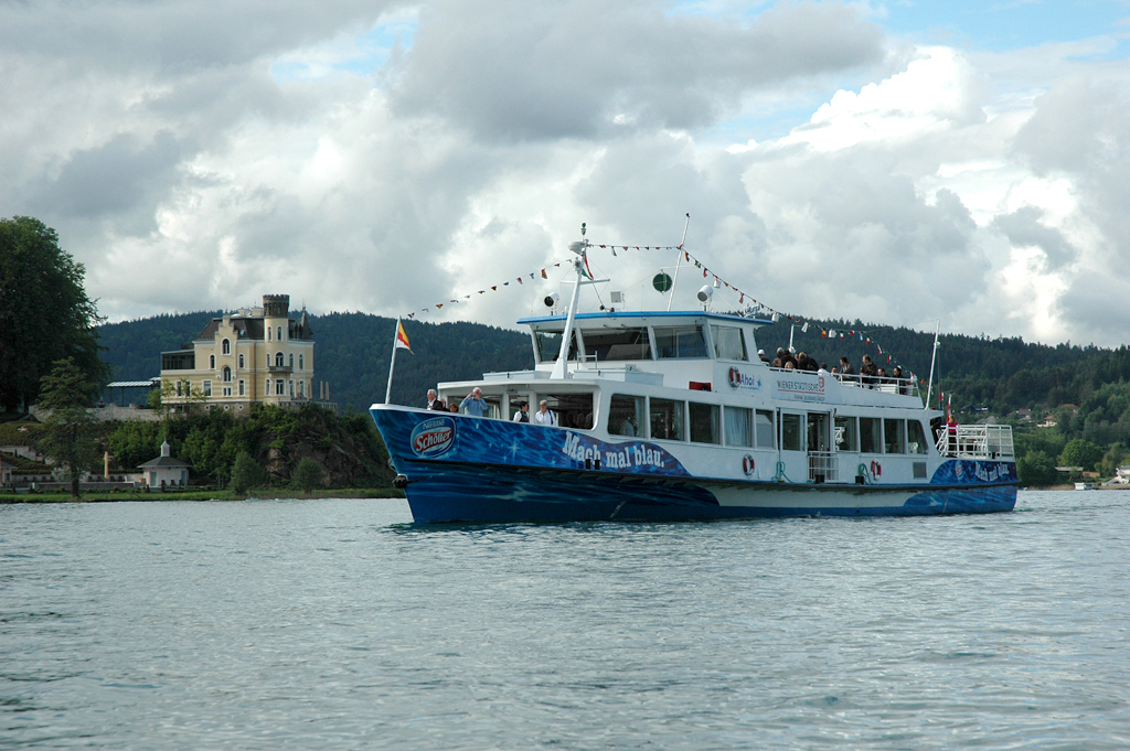 Ein Ausflugsschiff in Höhe der Reifnitzer Bucht. 