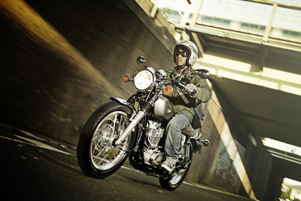 Es ist erfrischend, sie zu fahren, und trotz der für die Erfüllung der Euro 3-Norm erforderlichen Einspritzung wird jeder Kilometer mit der SR 400 zu Zeitreise.
