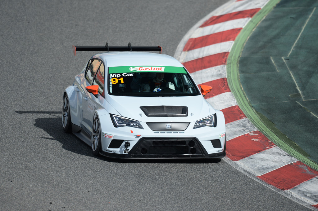 Exklusiv: Mit dem Seat Leon Cupracer über die Piste