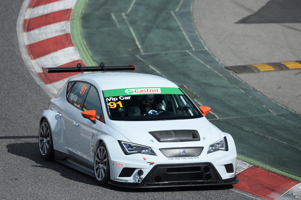 Exklusiv: Mit dem Seat Leon Cupracer über die Piste