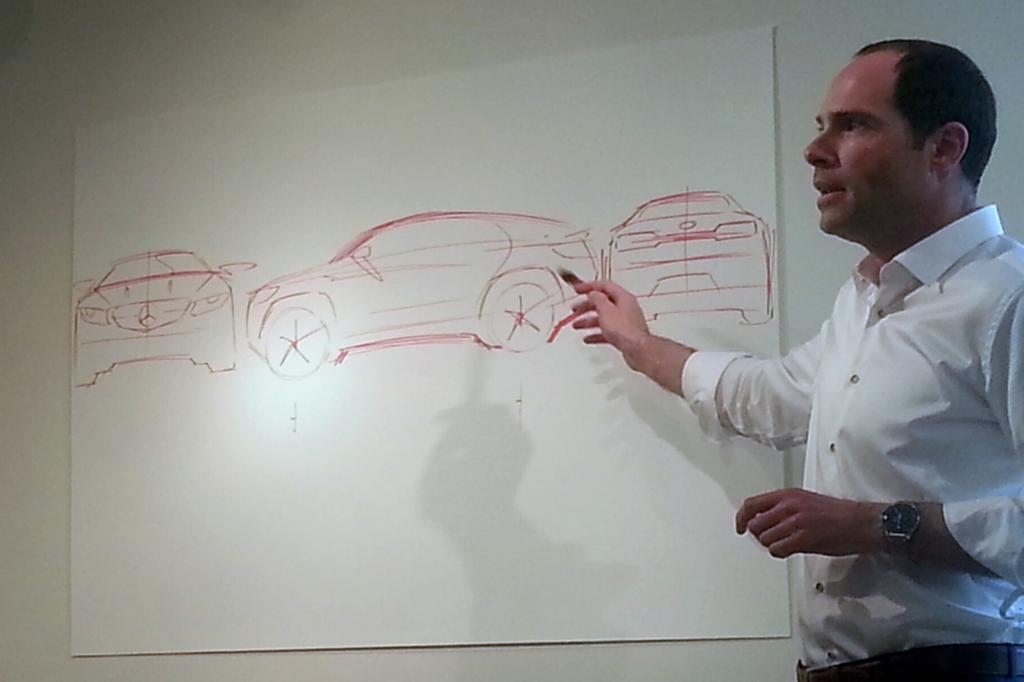 Exterior Design Chef Robert Lesnik zeichnet die wesentlichen Designlinien des Concept Coupe SUV.