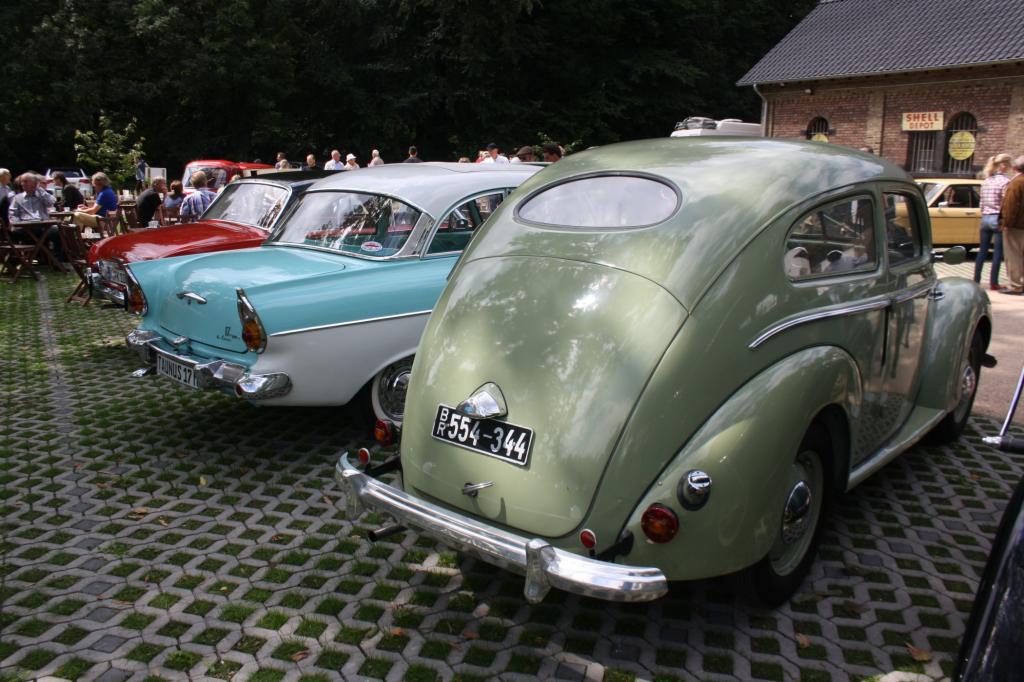 Generationentreffen: vorn Taunus ab 1939, MitteTaunus ab1957, hintenTaunus ab1960