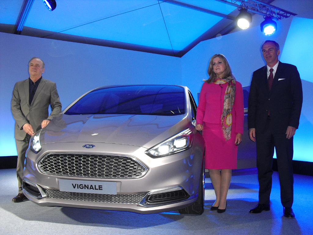 Gruppenbild mit S-Max Vignale Concept: (von links) Martin Smith, Barb Samardzich und Roeland de Waard von Ford Europa. 