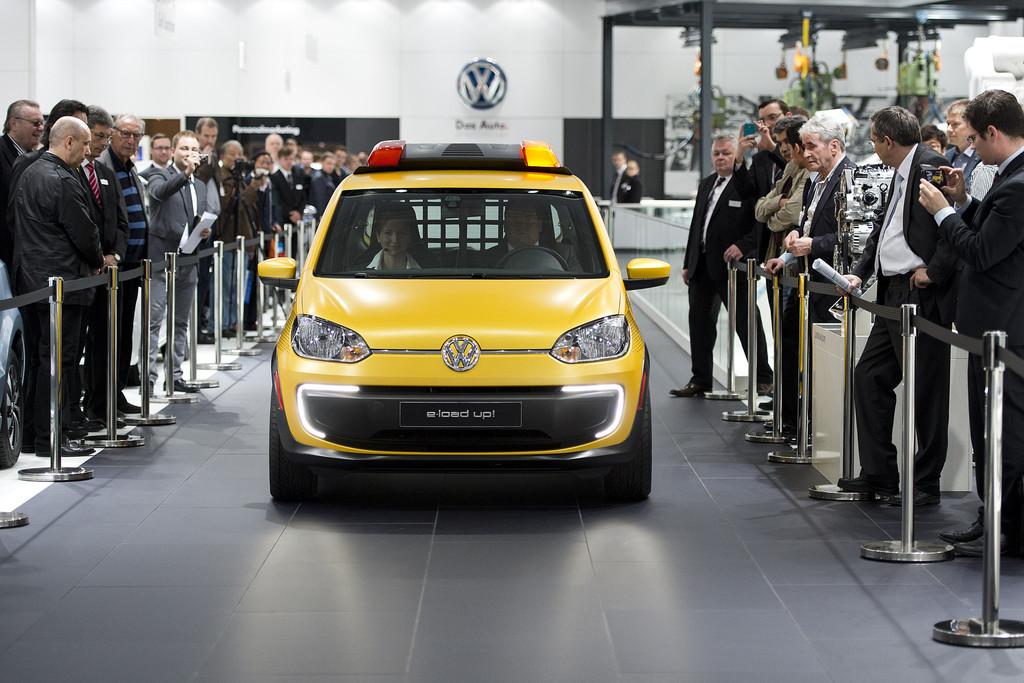 Hannover Messe: Volkswagen präsentiert E-load Up als Flughafen-Lotsenfahrzeug
