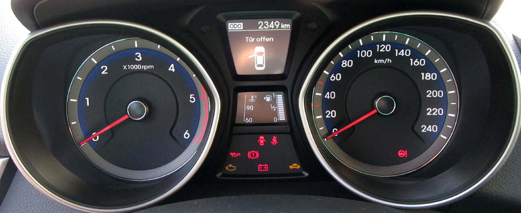Hyundai i30 Coupé: Blick durch den Lenkradkranz auf die Rundinstrumentierung. 
