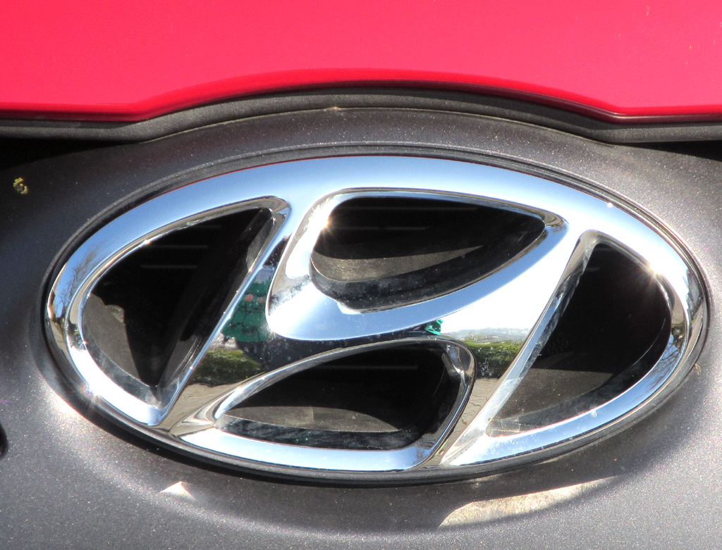 Hyundai i30 Coupé: Das Markenlogo sitzt vorn im oberen Kühlergrill-Teil 