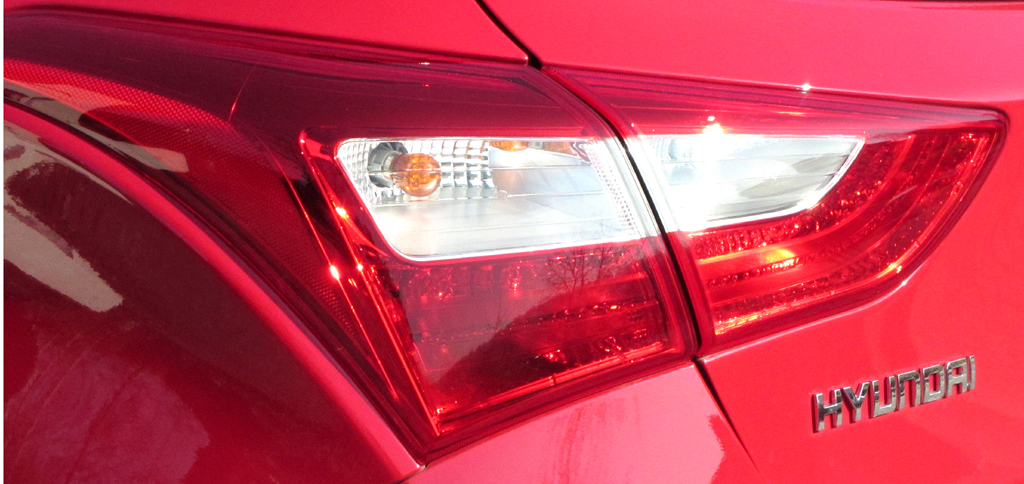 Hyundai i30 Coupé: Horizontal ausgerichtete Leuchteinheit hinten mit Markenschriftzug. 