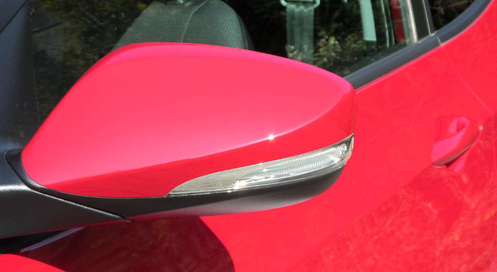 Hyundai i30 Coupé: In die Außenspiegel sind schmale Blinkblöcke integriert. 