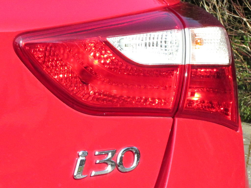 Hyundai i30 Coupé: Moderne Leuchteinheit hinten mit Modellschriftzug. 