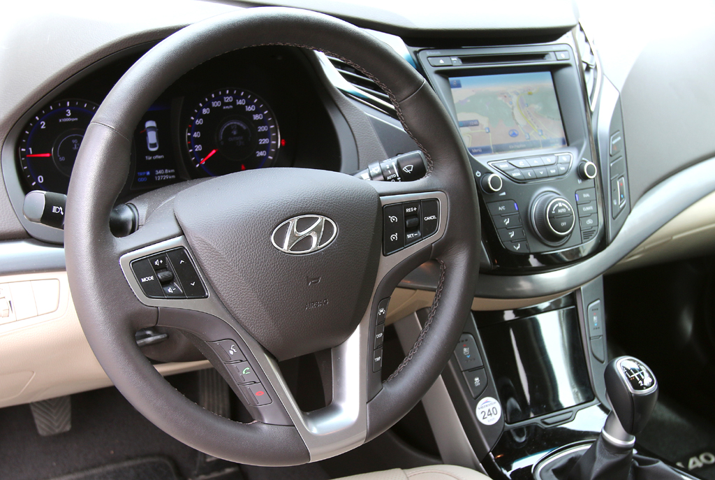 Hyundai i40: Blick ins noch recht übersichtlich wirkende Cockpit. 