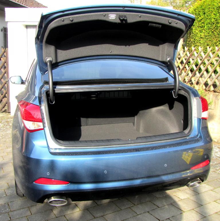 Hyundai i40: Das Gepäckabteil fasst durch Umklappen der Rücksitzlehne erweiterbare 503 Liter. 