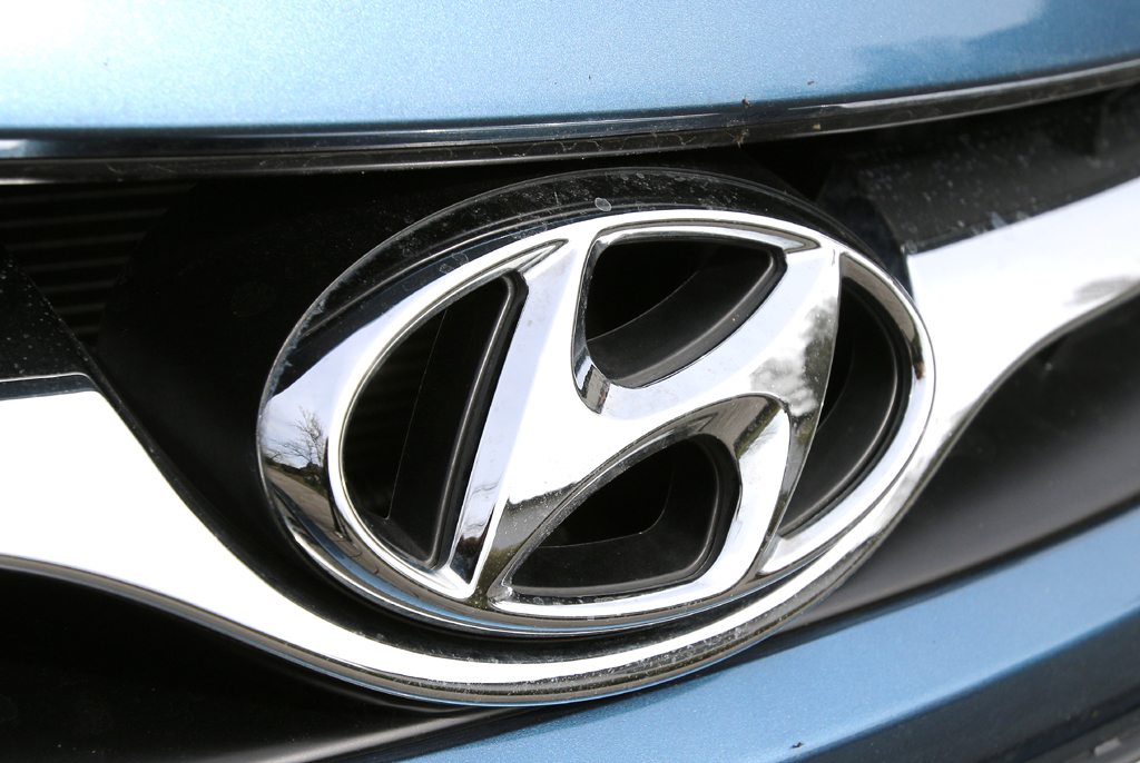 Hyundai i40: Das Markenlogo sitzt vorn in einer Chromspange im oberen Kühlergrill-Teil. 
