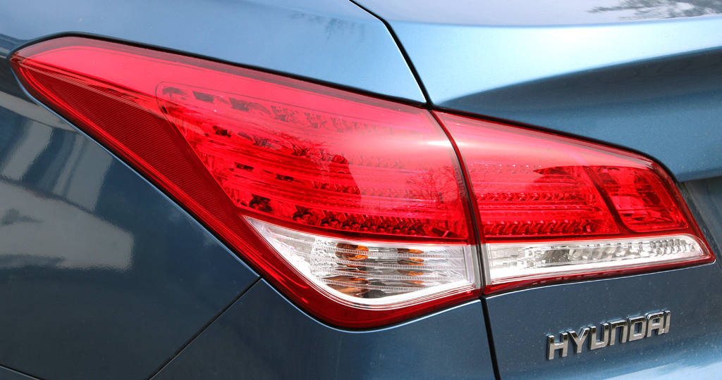 Hyundai i40: Horizontal ausgerichtete Leuchteinheit hinten mit Markenschriftzug. 