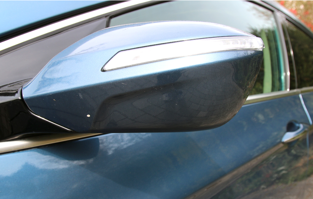 Hyundai i40: In die Außenspiegel sind schmale Blinkleisten integriert. 