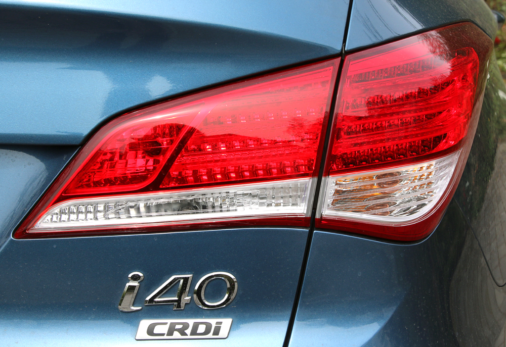 Hyundai i40: Moderne Leuchteinheit hinten mit Modell- und (Diesel-)Motorisierungsschriftzug. 