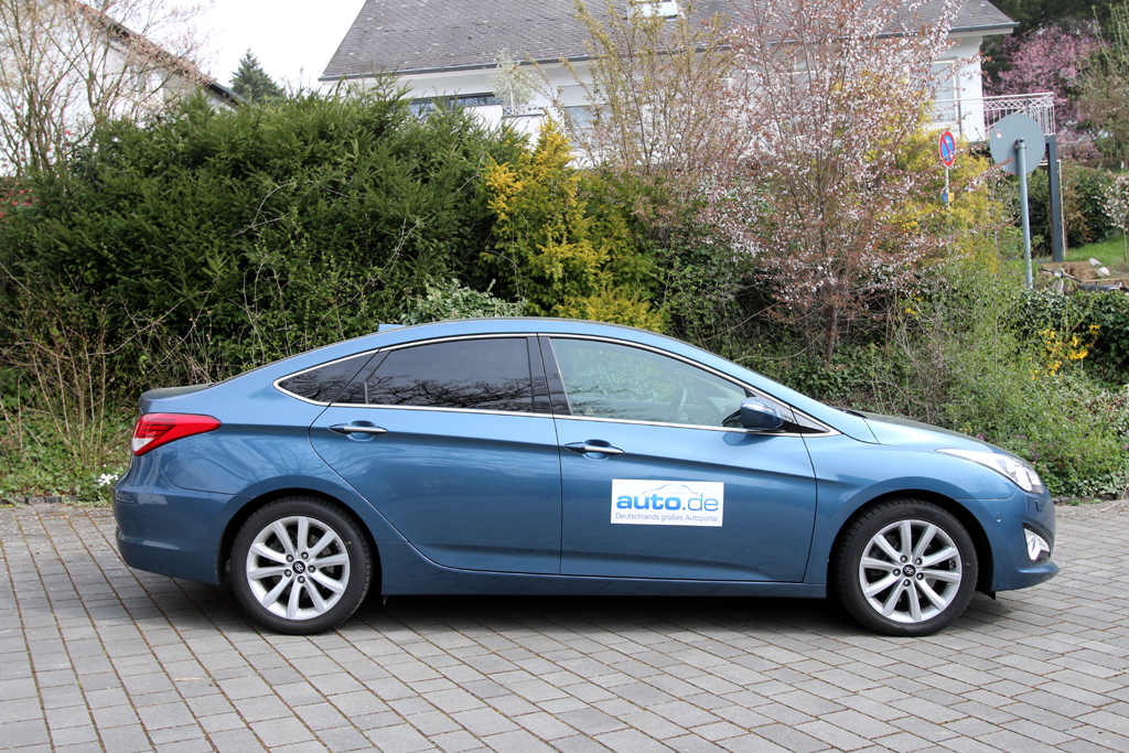 Hyundai i40: So sieht die formschöne Mittelklasse-Limousine von der Seite aus. 