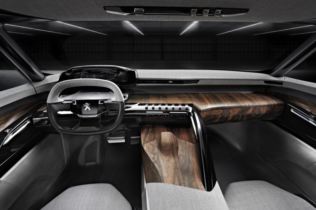Innen dominieren Holz und Naturmaterialien
