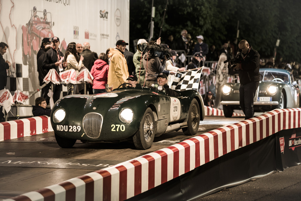 Jaguar fährt zehn Autos und viel Prominenz bei der Mille Miglia auf