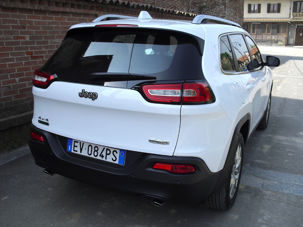 Jeep Cherokee: Blick auf die Heckpartie. 