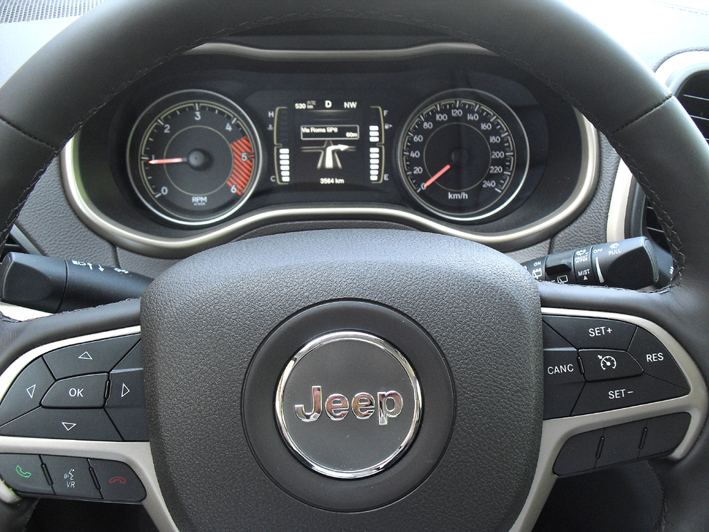 Jeep Cherokee: Blick durch den Lenkradkranz auf die Rundinstrumentierung. 