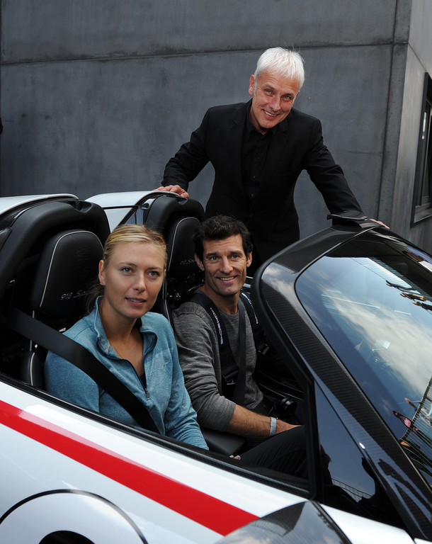 Mark Webber nimmt Maria Sharapova im Porsche mit